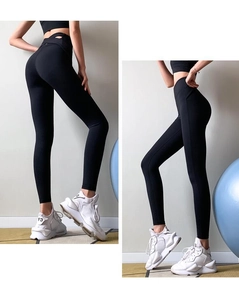Détail du legging de yoga taille haute avec découpe croisée au dos et tissu lisse extensible