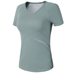 T-shirt de sport vert clair ajusté avec col en V et panneau arrière en mesh respirant