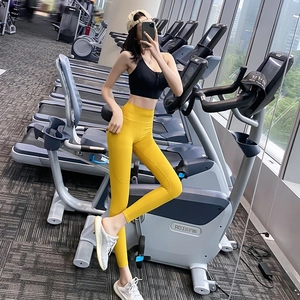 Ensemble legging de yoga taille haute jaune et brassière noire pour fitness femme