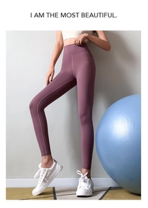 Détail du legging de yoga violet à taille haute avec gainage et coutures de précision