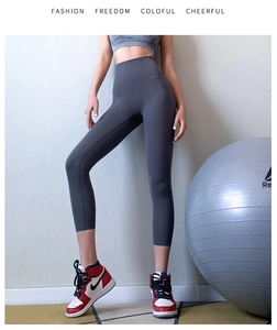Detail of high-waist grey yoga leggings with breathable quick-dry fabric for running