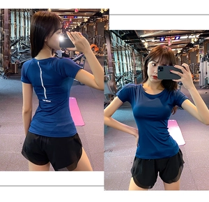 Vue détaillée de la bande réfléchissante sur un t-shirt de yoga bleu marine à séchage rapide