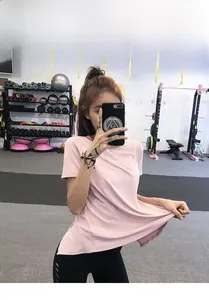 Detail of pink quick-dry yoga T-shirt with slim fit cut in a gym gym environment