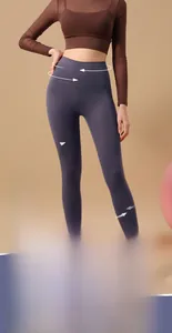 Gros plan du legging de yoga taille haute violet montrant la texture du tissu extensible