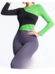 Détail du haut de yoga bicolore avec coutures extensibles noires et vert émeraude