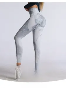 Dettaglio posteriore dei leggings yoga tie-dye a vita alta con effetto modellante