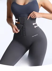 Détail du pantalon de yoga taille haute avec fermeture à quatre rangées de crochets
