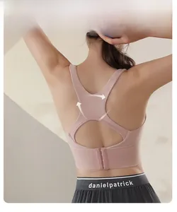 Dettaglio del reggiseno sportivo rosa con schiena a goccia e chiusura a gancetti posteriore