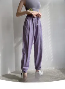 Détail de l'ourlet à cordon ajustable sur le pantalon de jogging violet léger