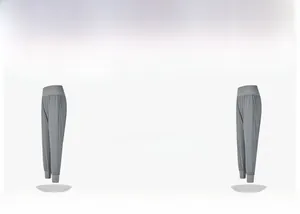 Détail du pantalon de yoga gris à taille haute avec gaine ventrale et chevilles côtelées