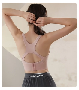 Dettaglio del reggiseno sportivo rosa con design a vogatore e chiusura a tre ganci