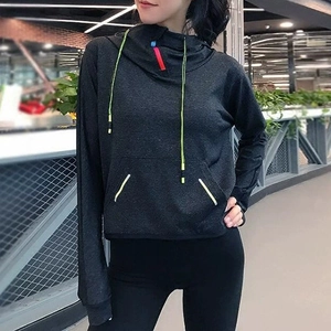 Detail eines grauen Sport-Hoodies mit neongrüner Kordel und Kängurutasche für Damen