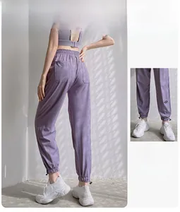Vue détaillée du jogging violet à taille haute avec ourlet à cordon et poche latérale