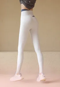 Gros plan du pantalon de yoga taille haute avec effet push-up et design bicolore
