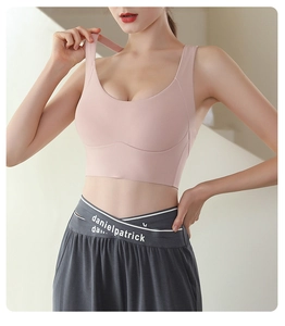 Reggiseno sportivo rosa senza cuciture con leggings grigi a vita incrociata per fitness