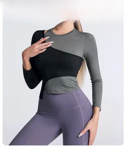 Détail de l'ensemble de yoga avec haut à épaule dénudée et legging violet à taille haute