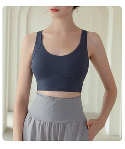 Dettaglio del reggiseno sportivo blu scuro senza cuciture con spalline larghe elastiche