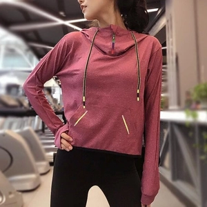 Detail eines rosafarbenen Sport-Hoodies mit Kängurutasche und reflektierendem Streifen