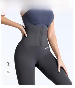 Détail de legging de yoga taille haute avec boucles réglables sur plusieurs rangées