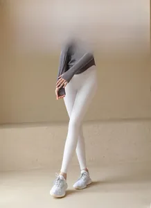 Détail du legging de yoga blanc à taille haute avec tissu sculptant et respirant de qualité