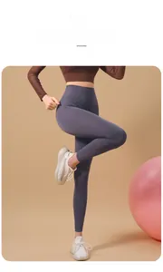 Vue détaillée du legging de yoga violet foncé sans couture montrant l'effet galbant