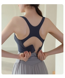 Dettaglio del reggiseno sportivo blu navy con chiusura posteriore a tre ganci regolabile