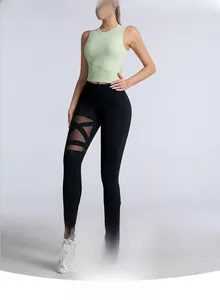 Detailaufnahme der schwarzen Yoga-Leggings mit Mesh-Einsätzen und Kreuzgurt-Design für Damen