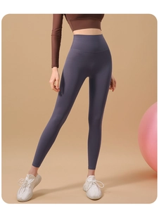 Détail du legging de yoga violet sans couture à taille haute avec effet push-up fessier
