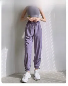 Vue détaillée du jogging violet avec taille haute à cordon et imprimé de marque