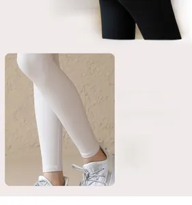 Détail du legging de fitness taille haute montrant coutures lisses et design bicolore