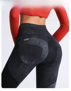 Dettaglio ravvicinato dei leggings da yoga tie-dye a vita alta con effetto push-up e logo PUH
