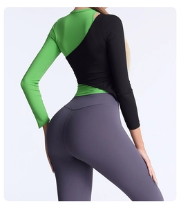 Détail du haut de yoga bicolore à texture côtelée et legging violet taille haute