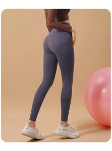 Détail du pantalon de yoga à taille haute avec effet push-up fessier et sans couture