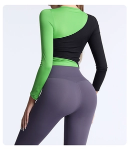 Détail du dos d'un ensemble de yoga slim avec haut à manches longues et legging taille haute