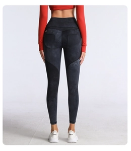 Dettaglio dei leggings yoga tie-dye a vita alta con effetto push-up e tasche posteriori