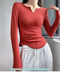 Detail view of the V-neck yoga top with side pleats and slim-fit elastic fabric