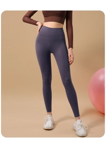 Détail du legging de yoga sans couture taille haute et du crop top de sport à manches longues