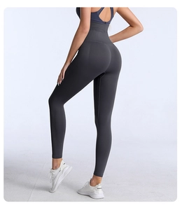 Détail du legging de yoga gris sans couture à taille haute montrant le tissu de compression