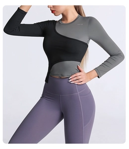 Détail du haut de yoga bicolore à manches longues et du legging de sport violet taille haute