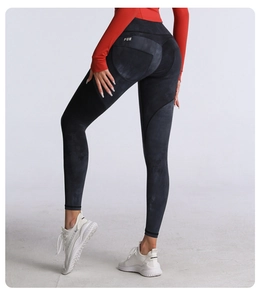 Dettaglio dei leggings yoga tie-dye a vita alta con effetto scrunch sui glutei