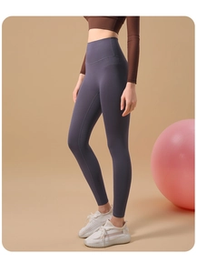 Vue latérale du legging de yoga violet taille haute avec effet push-up fessier