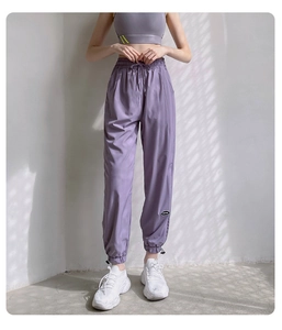 Détail du jogging lilas à taille haute avec cordon et bas de jambe ajustable à boucle