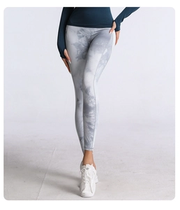 Dettaglio dei leggings yoga tie-dye con maglia sportiva con foro per il pollice