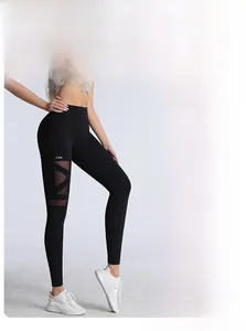Detail der High-Waist-Yogahose mit Mesh-Einsatz und PUR-Logo auf schwarzem Stretchstoff