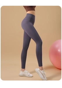 Détail du legging de yoga taille haute bleu gris avec coutures élastiques sur le côté