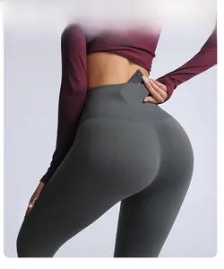 Détail du pantalon de yoga taille haute montrant la poche arrière cachée pour téléphone