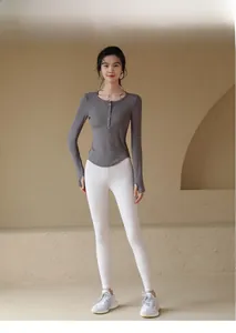 Détail du legging de sport taille haute et haut côtelé à manches longues et passe-pouces