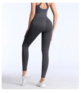 Gros plan sur un legging de yoga sans couture taille haute avec effet sculptant gris foncé