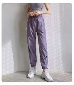 Détail du jogging violet avec taille à cordon et bas de jambe réglable à boucle