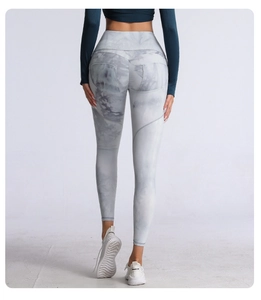Dettaglio dei leggings yoga tie-dye con vita alta e cucitura arricciata effetto push-up